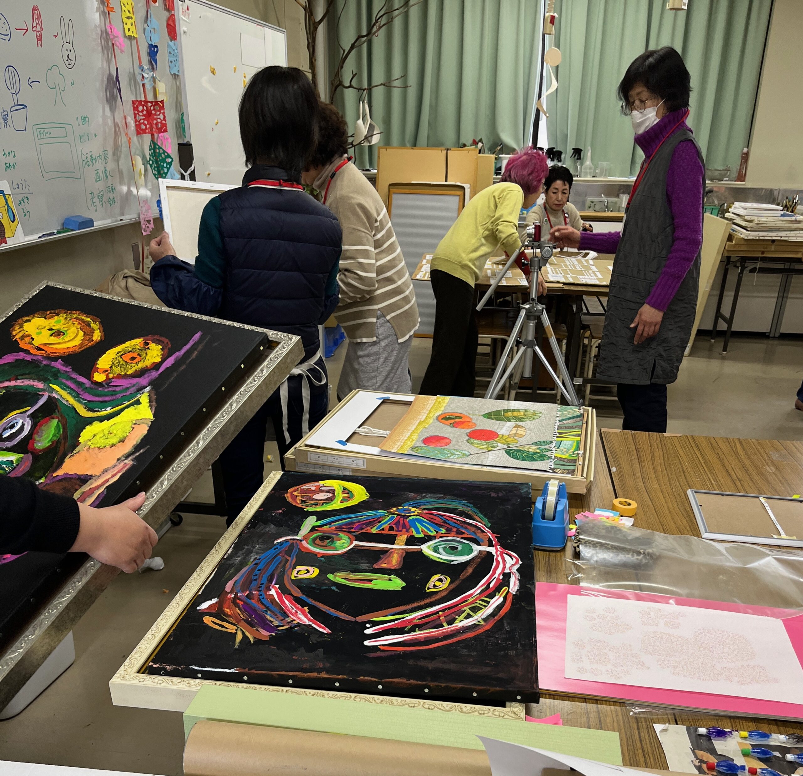 額装作業の様子